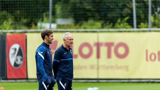 Julian Schuster (l) wird ab Sommer Nachfolger von Freiburgs Cheftrainer Christian Streich.