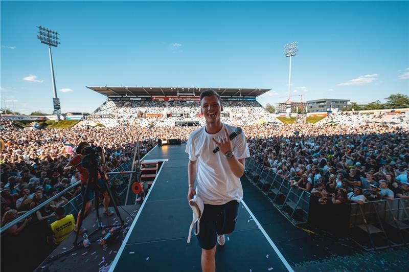 Ballermann beim Schützenfest Steinkirchen: Ein Malle-Star hat seinen Preis Julian Sommer gehört zu den Newcomern unter den Ballermann-Stars. Foto: Steinsohn Images