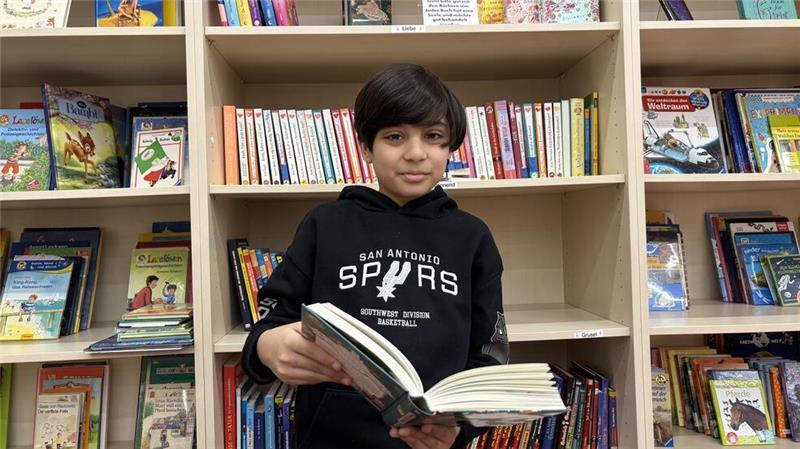 Julian hat den ersten Lesewettbewerb der Oberschule gewonnen.