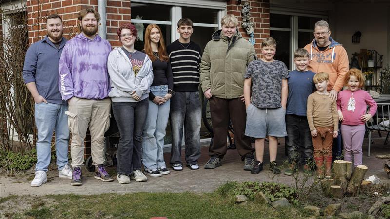 Leben in der Großfamilie: Zehn Geschwister „unfassbar bereichernd“ Julian (l-r) und seine Geschwister Laurin, Sara, Elisa, genannt Lizzy, Jonathan, Lennart, Josua, Till, Caspar, Aurelia und Vater Marc Hofstee. Zur Familie Hofstee gehören zehn Jungen und Mädchen.