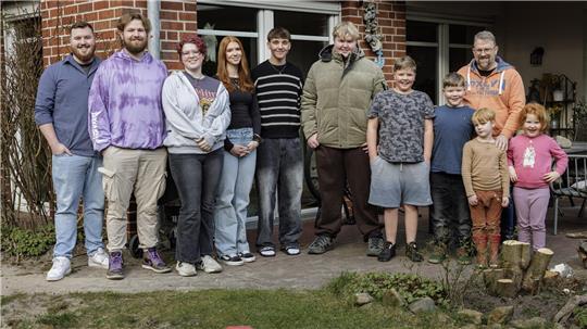 Julian (l-r) und seine Geschwister Laurin, Sara, Elisa, genannt Lizzy, Jonathan, Lennart, Josua, Till, Caspar, Aurelia und Vater Marc Hofstee. Zur Familie Hofstee gehören zehn Jungen und Mädchen.