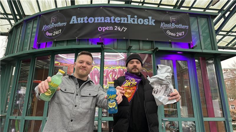 KioskBrothers: Brüder eröffnen Automatenkiosk in der Stader Altstadt Julian (links) und Leon Melzer sind die KioskBrothers. In ihrem Automatenkiosk gibt es voraussichtlich ab dem 20. Januar verschiedenste Getränke und Snacks sowie Hygieneartikel, Zigaretten und Mystery-Boxen.
