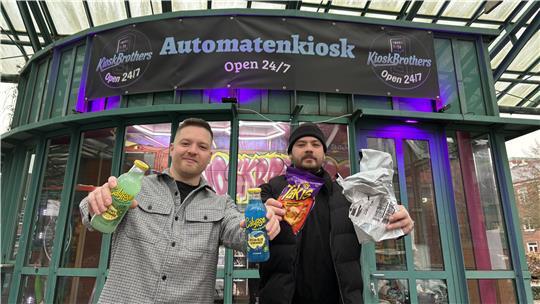 Julian (links) und Leon Melzer sind die KioskBrothers. In ihrem Automatenkiosk gibt es voraussichtlich ab dem 20. Januar verschiedenste Getränke und Snacks sowie Hygieneartikel, Zigaretten und Mystery-Boxen.