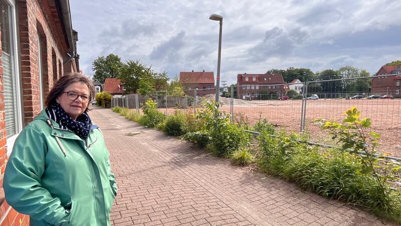 Gummi-Schmidt-Gelände: Nachbarn sorgen sich um Neubaupläne von Lindemann Juliane Borgmann vor ihrem Haus in der Kerstensstraße. Ihr Haus ist das kleinste in der Straße. Gegenüber liegt die nach dem Abriss von Gummi-Schmidt für den Neubau vorbereitete Fläche.