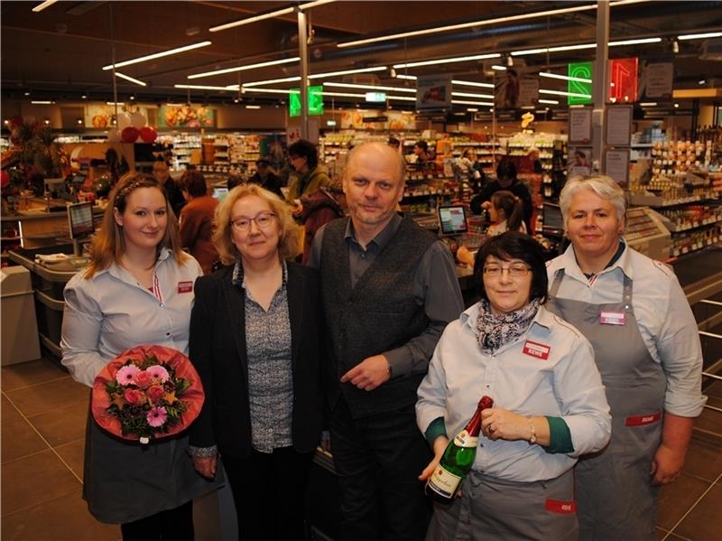 Juliane Klindworth, Nelli Sauer und Monika Grunwald, Letztere ist bereits seit 2010 im Team, sind drei der 50 Mitarbeiter am Eckdahl. Sie freuen sich mit André Gierke und seiner Frau Margita über die Eröffnung des neues Marktes am alten Sta