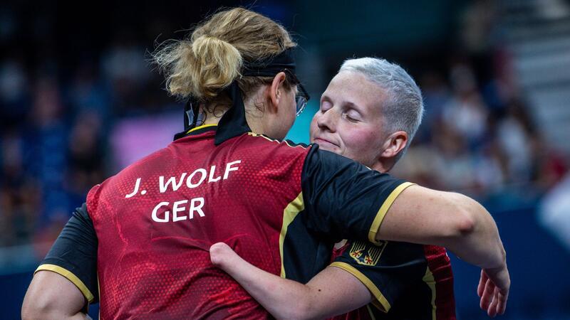 Schwimmer Wetekam holt Bronze - Silber im Tischtennis Juliane Wolf (l) und Stephanie Grebe freuen sich über die Silbermedaille.