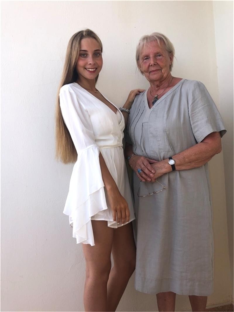 Neue Ausstellung heißt „Generations“ Julie Deluz (links) und Irmi Brümmer zeigen ab Donnerstag, 8. Juli, im Stader Rathaus ihre Werke.
