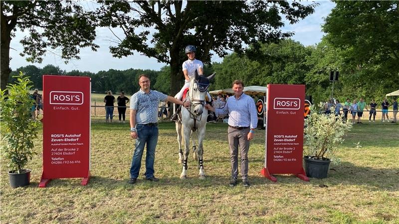 Julie Mynou Diedrichsmeier (Mitte) mit Florian Fasch (links) und Frank Johannsen, dem 1. Vorsitzenden des Reit- und Fahrvereins Estetal.