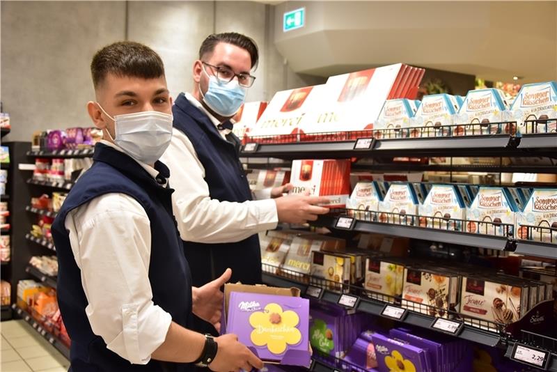 Julien Geisler (links) und Ajdin Cancar machen eine Ausbildung bei Meyer‘s Frischecenter in Stade . Über berufsvorbereitende Maßnahmen der Arbeitsagentur kamen sie zu ihrer Lehrstelle. Foto: Ahrens
