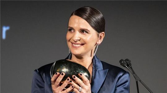 Juliette Binoche stammt aus einer Künstlerfamilie. Ihr Vater war Regisseur, Schauspieler und Bildhauer, ihre Mutter Schauspielerin und Lehrerin.