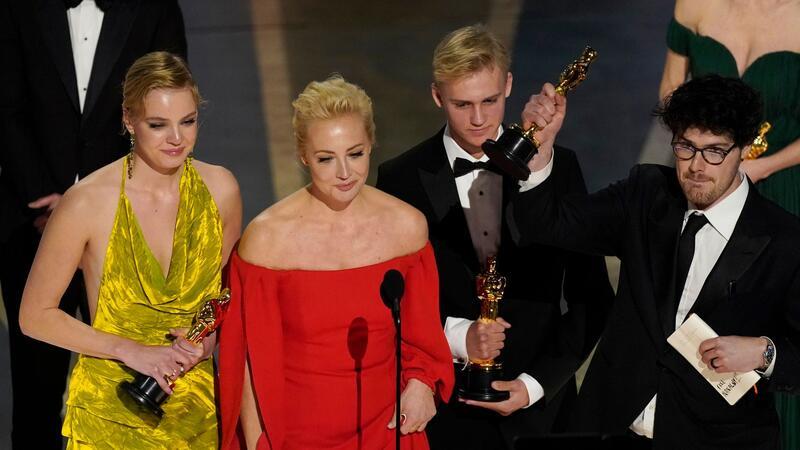 Tod Nawalnys: Ehefrau wird zum Symbol für Mut und Stärke Julija Nawalnaja (2.v.l) nimmt gemeinsam mit der Crew von „Nawalny“ den Preis für den besten Dokumentarfilm bei der Oscar-Verleihung 2023 entgegen.