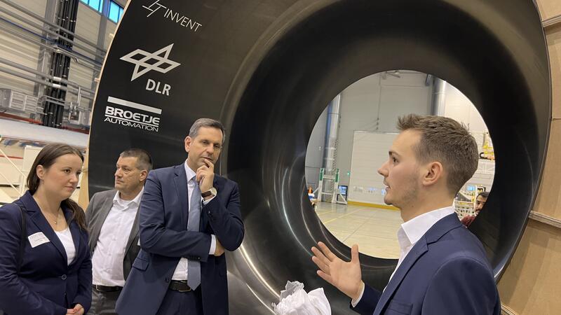 Airbus-Werk in Stade extrem aufgewertet – Wichtige Aufgabe Julius Biermann (rechts) zeigt Wirtschaftsminister Olaf Lies (SPD) und der Landtagsabgeordneten Corinna Lange (SPD) einen Prototypen für den Wasserstofftank. Im Hintergrund Airbus-Chef André Walter.