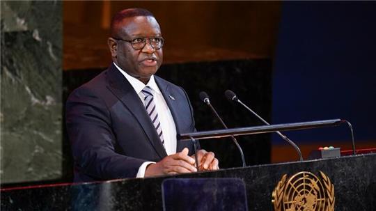 Julius Maada Bio ist Präsident von Sierra Leone. Nach einem Überfall auf ein Waffenlager des Militärs hat die Regierung eine landesweite Ausgangssperre verhängt.