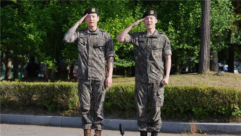 Jung Kook und Jimin (rechts) salutieren im Juni nach ihrer Entlassung aus dem Militärdienst. (Archivbild)