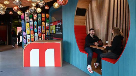 Jung-Kundenberaterin Justine Gleim (r) und ihr Kollege Raul Gonzalez sitzen in der Maxxs-Filiale in Bad Hersfeld in einer Beratungsnische.