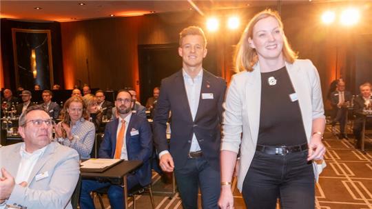 Jung, dynamisch, erfolgreich: Projektleiterin Christin Möller und Kai Gatzke auf dem Weg zur Siegerehrung.