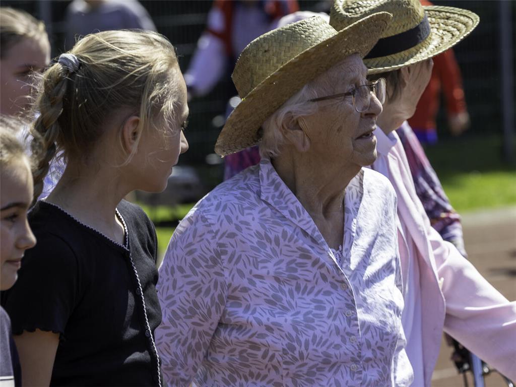 Jung und Alt bewegten sich in der sengenden Sonne.