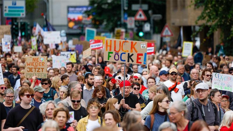 „Kein Schritt zurück“: Rund 20.000 bei Demo gegen AfD in NRW Jung und Alt vereinen sich in Düsseldorf zum bunten Protest.