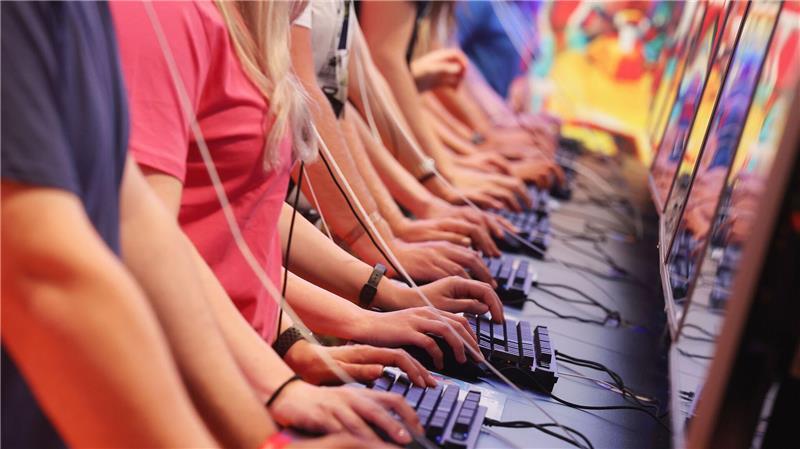 Mobbing im Netz: Studie zeigt rauen Umgangston unter Gamern Jung und meist männlich: Besucherinnen und Besucher der Gamescom (Archivbild)