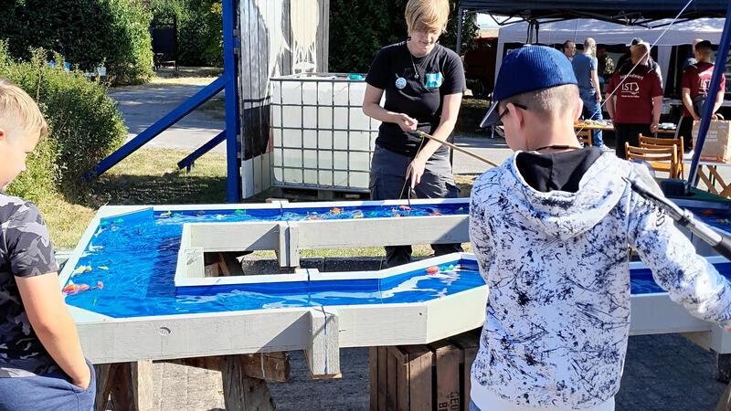 Tag des Fisches im Baljer Natureum - mit Angel-Flohmarkt Junge Besucher können sich beim Magnetfisch-Angeln versuchen.