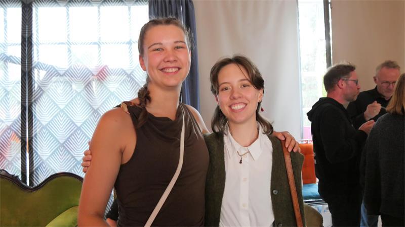 Junge Erwachsene leiten die Workshops, in denen Schülergruppen vormittags die Ausstellung erleben können. Auch Fenja (li.,18) und Jana (20) werden Gruppen betreuen.