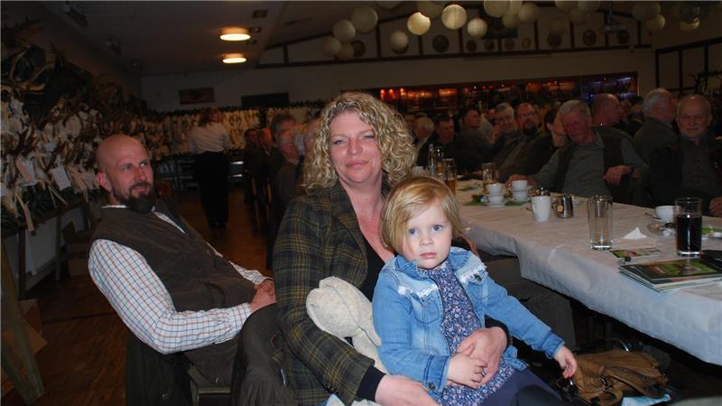 Junge Jägerfamilie aus Kehdingen: Mathias und Jennifer König mit Tochter Jella.