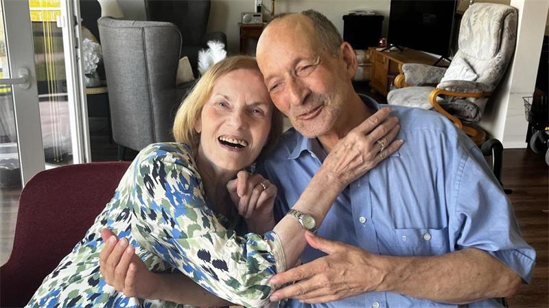 Junge Liebe, spätes Glück: Christel Walter und Jürgen Evers im Aufenthaltsraum der Senioren-Wohngemeinschaft.