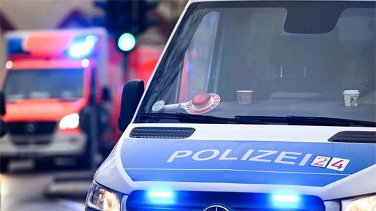 Junge Männer schlagen und treten auf einen 50-Jährigen ein. (Symbolbild)