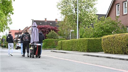 Junge Männer ziehen mit Bollerwagen durch Leer in Richtung Pünte, wo sich jedes Jahr traditionell mehrere hundert Feiernde treffen.