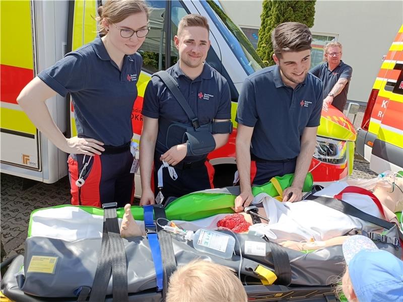 Junge Menschen im Sanitätsdienst: Sara Maniszewski, Jannik Krüger und Kerem Solak. Fotos: Bisping