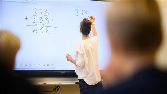 Junge Menschen möchten, dass Wirtschaft eine größere Rolle in der Schule spielt.