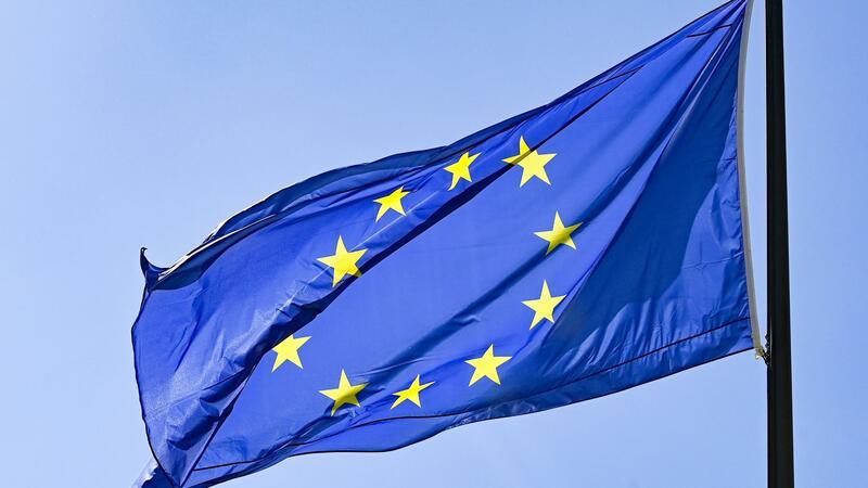 Viele junge Leute sind pro-europäisch „Junge Menschen sind grundsätzlich pro-europäischer“, das geht aus der repräsentativen Umfrage „eupinions“ hervor, deren Ergebnisse die Bertelsmann Stiftung vorstellt.