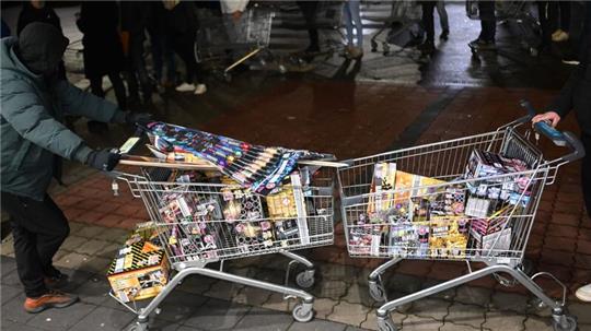 Junge Niederländer sind extra angereist, um zu Beginn des Verkaufs von Silvesterfeuerwerk bei einem Discounter in der Grenzregion deutsches Feuerwerk einzukaufen.