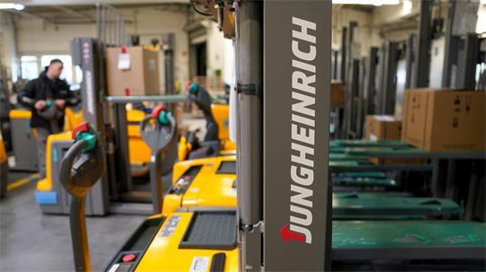 Jungheinrich beschäftigt nach eigenen Angaben mehr als 21.000 Mitarbeiter weltweit. (Archivbild) 