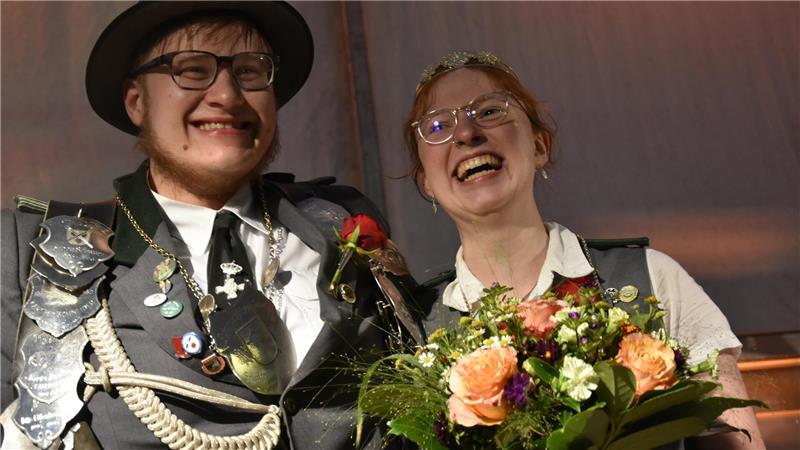 Jungschützenkönig Jakop Nodop und Königin Finja Bohn strahlen um die Wette.