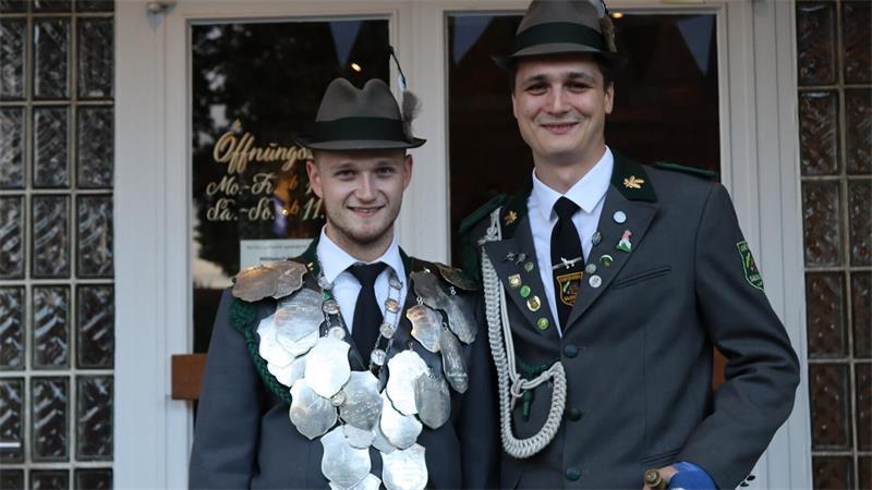 Sauensiek: Metallbauender Senkrechtstarter wurde an die Kette gelegt Jungschützenkoenig Johannes Brumme mit Adjutant Jorge Meyer.