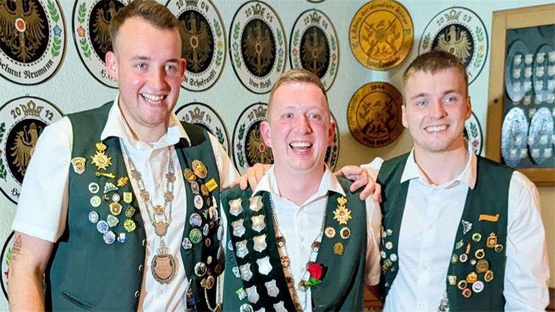 Jungschützenkönig: Lennart Gerken mit seinen Adjutanten Lukas Allers und Leon Simson.