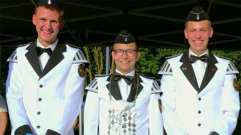 Nach Warnung des Präsidenten: Elstorf hat doch einen Schützenkönig Jungschützenkönig Malte Thormählen mit seinen Adjutanten Louis Kanebley und Jannis Haase.