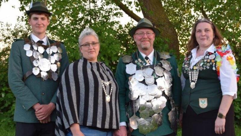 Jungschützenkönig Max Lindemann (v. links), Ehefrau des Schützenkönigs Anja Mahler, Schützenkönig Klaus Mahler und Damenkönigin Ulrike Viedts.