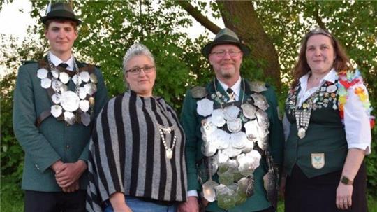 Jungschützenkönig Max Lindemann (v. links), Ehefrau des Schützenkönigs Anja Mahler, Schützenkönig Klaus Mahler und Damenkönigin Ulrike Viedts.