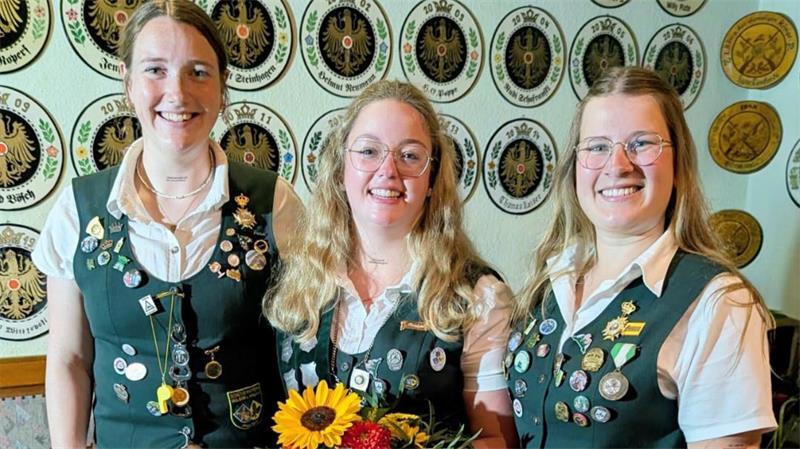 Jungschützenkönigin: Celine Bartel mit ihren Adjutantinnen Rike Detjen und Amelie Draack.