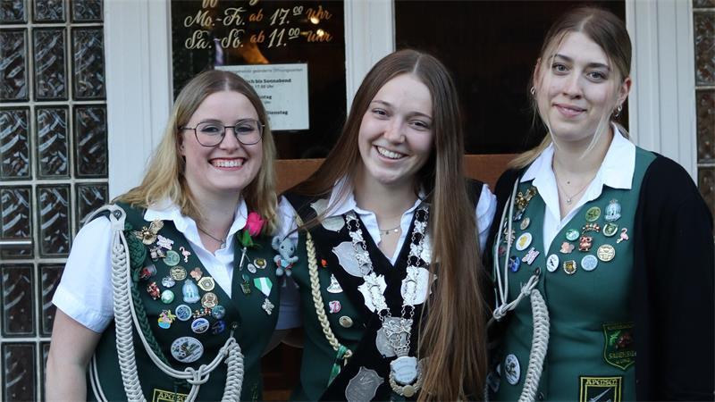 Sauensiek: Metallbauender Senkrechtstarter wurde an die Kette gelegt Jungschützenkönigin Sofie Ockelmann mit Katharina Viets und Ida Heins.