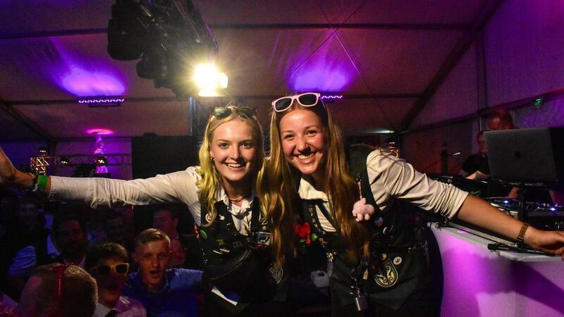 Ikke Hüftgolds „Abriss“ in Steinkirchen: Ein Auftritt mit Botschaften Jungschützinnen Lina und Lotta feiern Hüftgolds Auftritt.