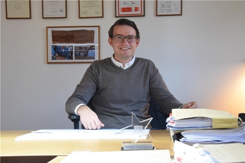 Jungunternehmer Kevin Stern (33) mit der „Gründerstar“-Trophäe auf seinem Schreibtisch in der Tischlerei Brauer in Freiburg. Foto: Battmer