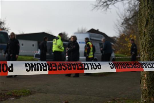 Juni 2019: Ermittler der Polizei suchen Spuren auf dem Gelände der Asylbewerberunterkunft in Fredenbeck. Foto: Beneke