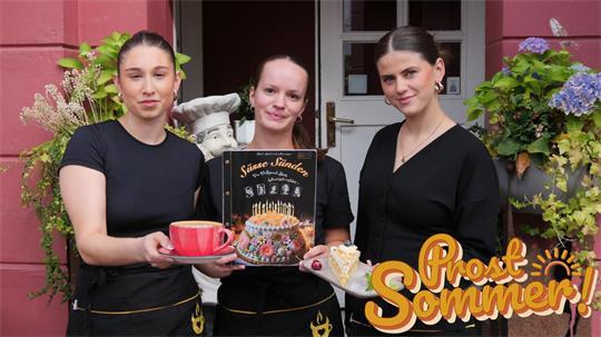 Juniorchefin Hira Cakmak (links) und die Mitarbeiterinnen Maeli und Miri (rechts) begrüßen ihre Gäste herzlich wie Familienmitglieder.