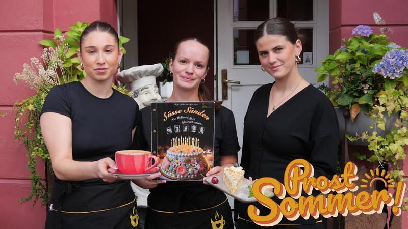 Juniorchefin Hira Cakmak (links) und die Mitarbeiterinnen Maeli und Miri (rechts) begrüßen ihre Gäste herzlich wie Familienmitglieder.