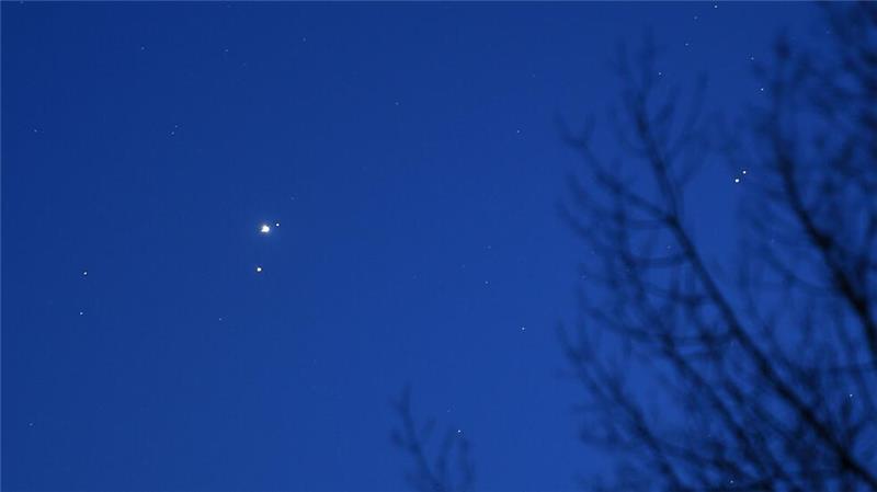 Jupiter und Mars am Nachthimmel (Illustration).