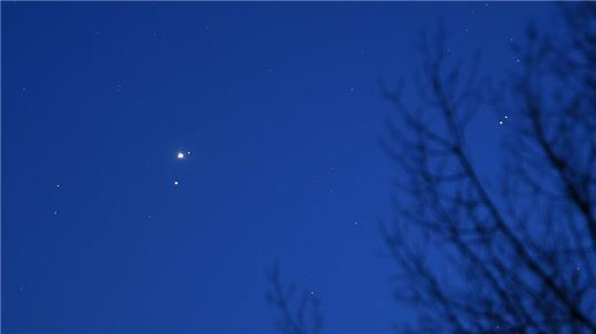 Jupiter und Mars am Nachthimmel (Illustration).