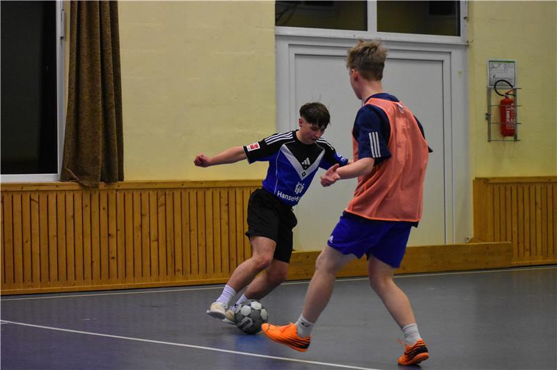 Jupp Hesse im gelben schwarz-weiß-blauen HSV-Auswärtstrikot beim Fußballspielen in der Mehrzweckhalle in Großenwörden.